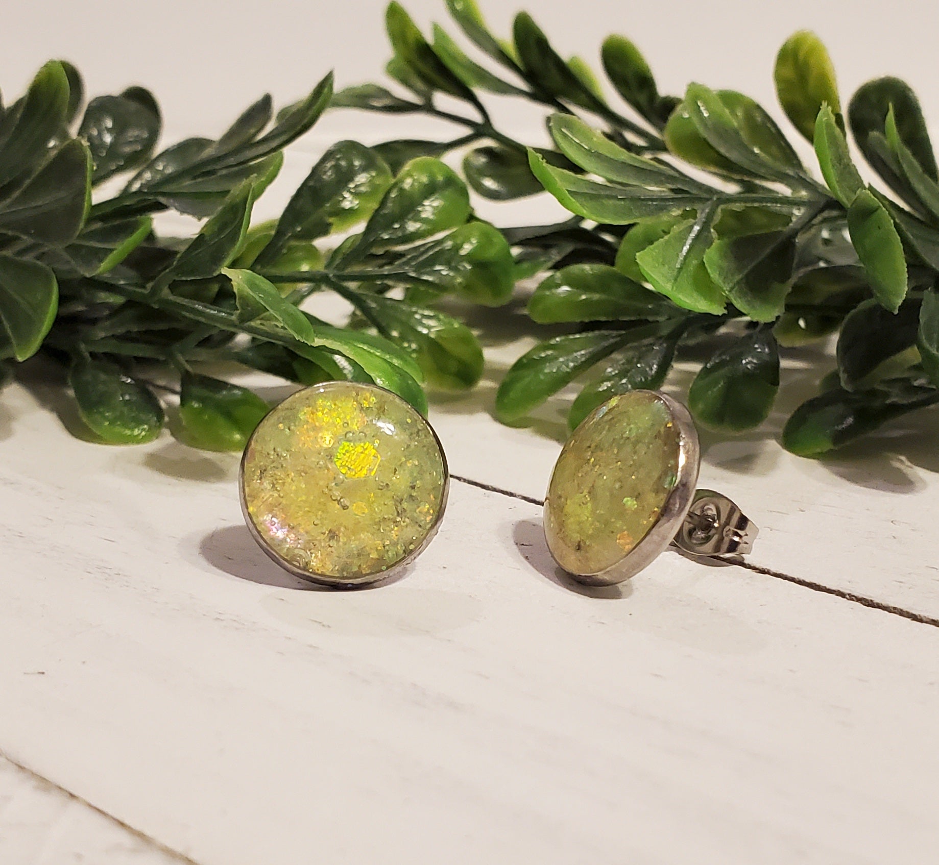Sassy Studs (12mm)- Lemonade Glitter