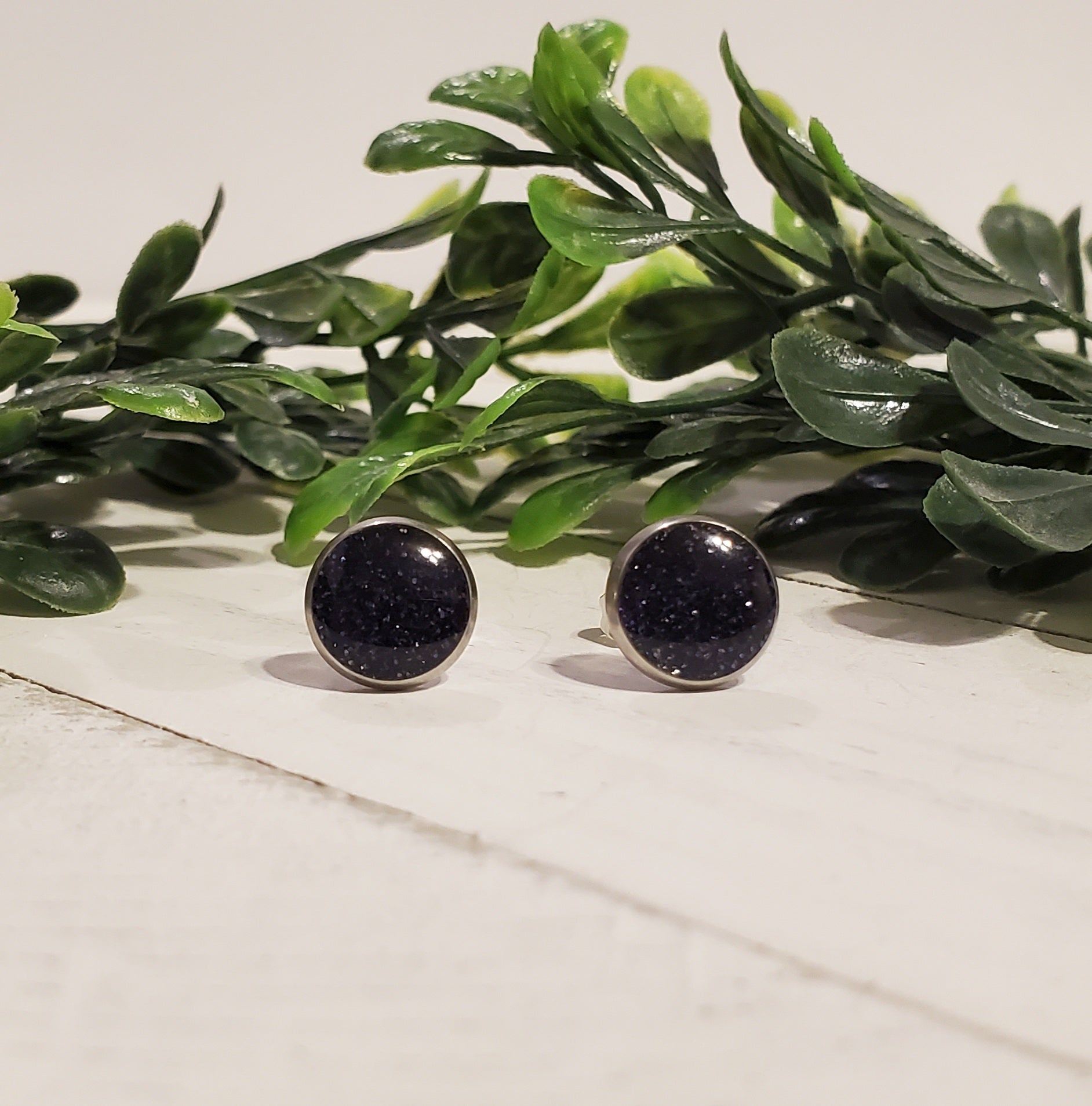 Sassy Studs (8mm)-Onyx Glitter