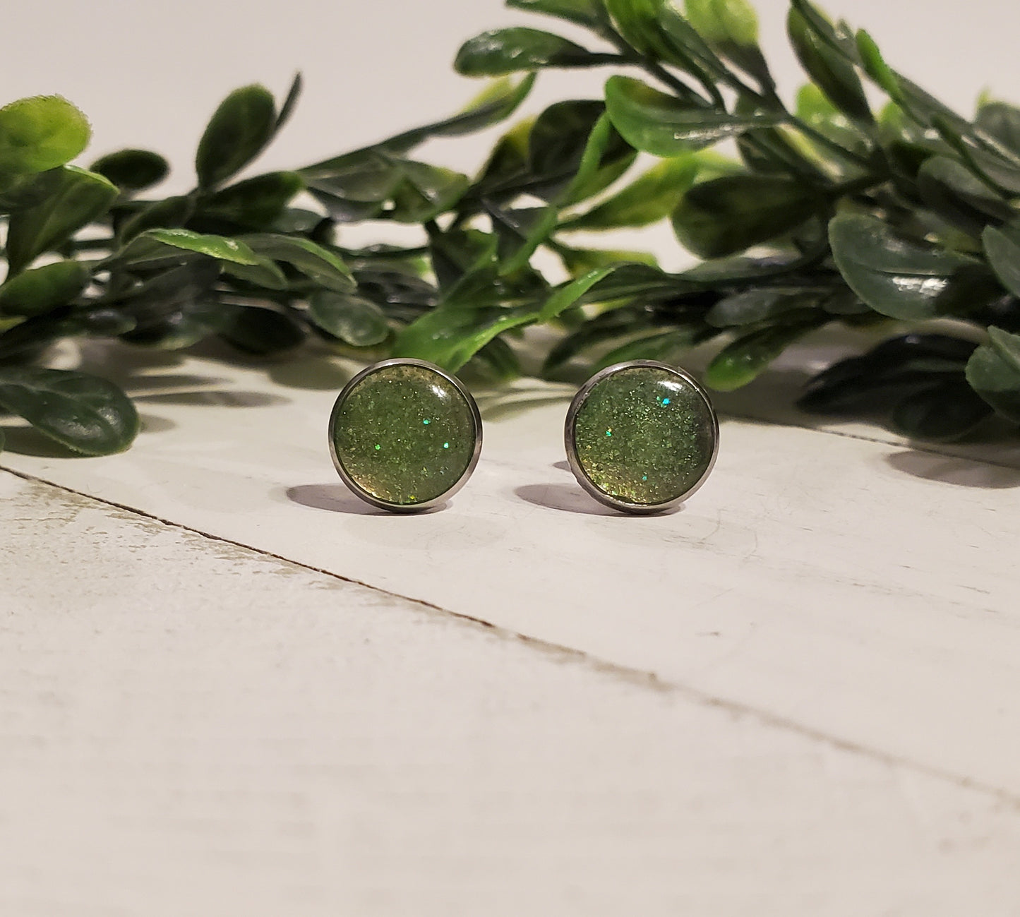 Sassy Studs (8mm)-Lime Glitter