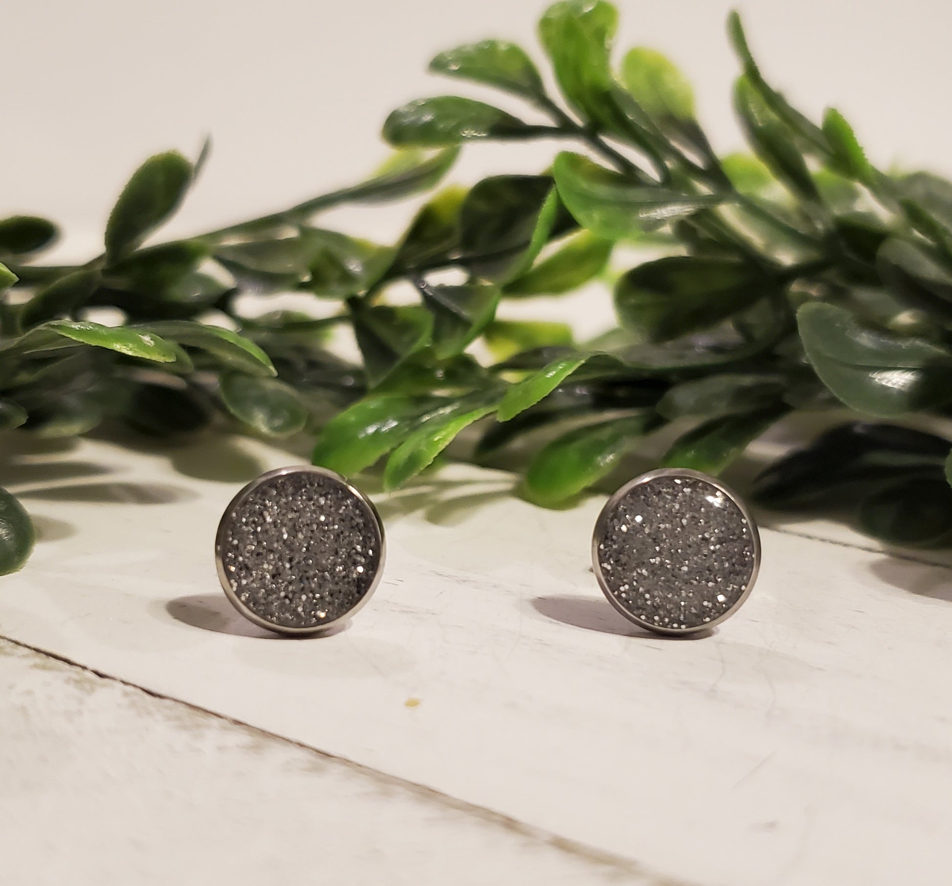 Sassy Studs (8mm)-Silver Glitter
